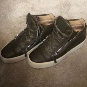 Men’s shoes size 44 or size 11 US